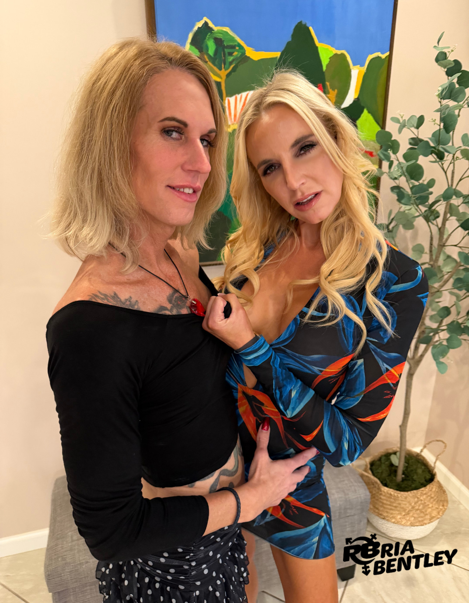 Ria Bentley & Sophia West Fuck Each Other’s Brains Out